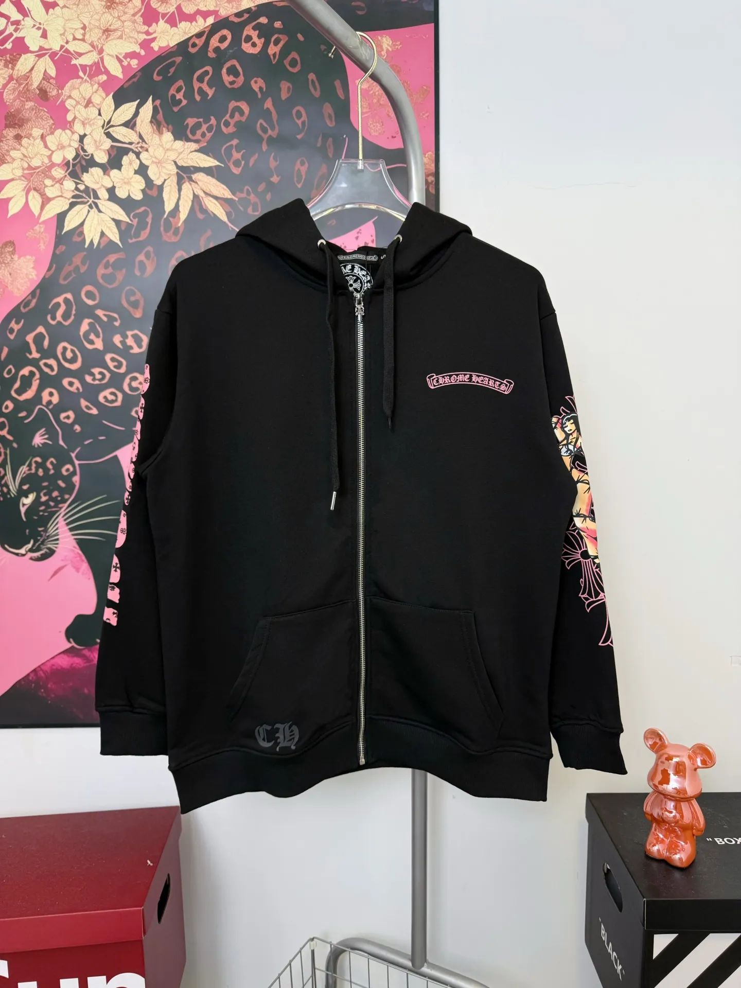 P280 ChromeHearts Miami Limited Comic Girl Hooded Sweatshirt, the same style as ChromeHearts counters. Made of 430g double-ply double-yarn pure cotton terry fabric. Original customization. Details are restored in place. Very textured on the handle. Three-dimensional and atmospheric. Versatile and easy to wear in autumn. Simple and elegant. The upper body effect is very good with os version. Suitable for all body types. Soft and comfortable. CH letter offset printing on the front panel ➕Girl joint horseshoe Sanskrit offset printing on the back panel. Small mark on the hem. Machine washable. No fading, no deformation, complete accessories, original mold opening, perfect restoration of zp 2:1, same style for men and women, versatile and easy to match, size s m l xl color black